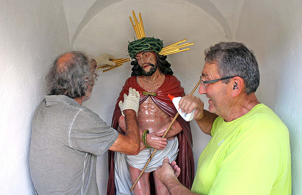 „Kapelle zum gegeißelten Heiland“ - Fridingen, 2 Personen bei Restauration - Foto: Wolfgang Wirth (Heimatkreis Fridingen)