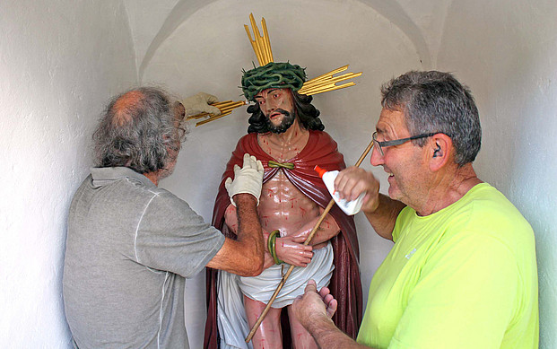 „Kapelle zum gegeißelten Heiland“ - Fridingen, 2 Personen bei Restauration - Foto: Wolfgang Wirth (Heimatkreis Fridingen)