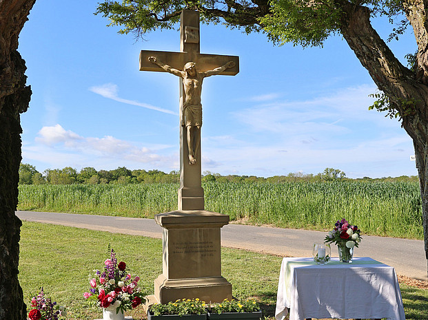 Das Herschles Kreuz steht wieder an seinem angestammten Platz am Ortseingang von Hohenrot. Bild: Ingrid Schuster
