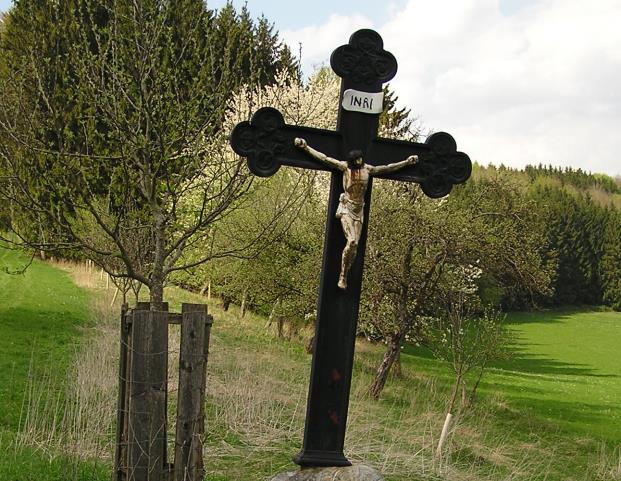 Wegzeichen mit gekreuzigtem Jesus