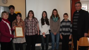 Gruppenbild von Urkundenüberreichung